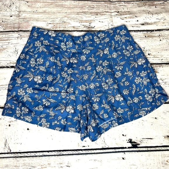 LOFT Pants - NWT Loft Blue Floral Print Shorts Size M